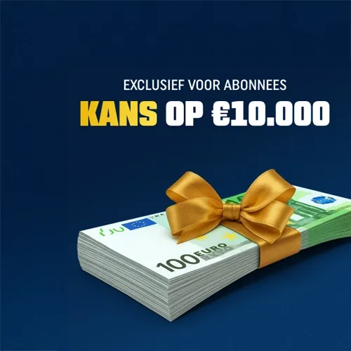 Stapeltje geld met een strik en tekst over kans op 10000 euro voor abonnees.