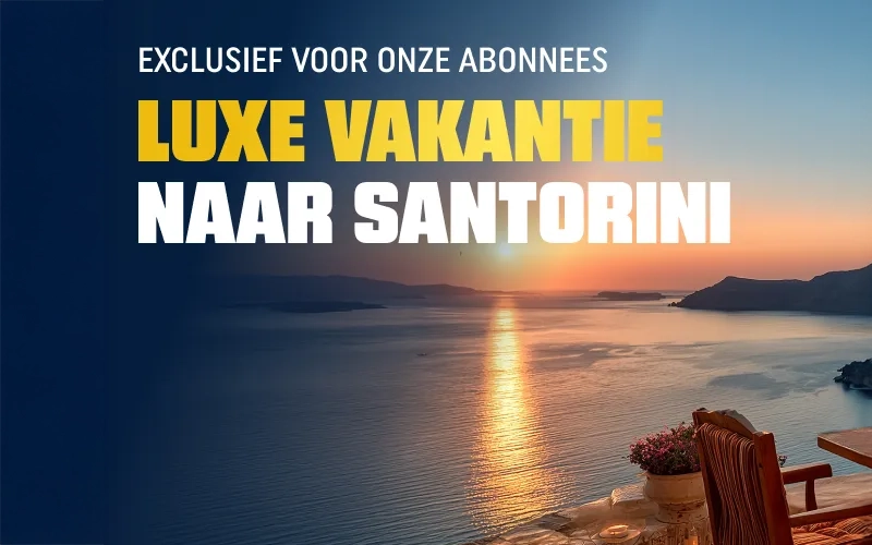 Uitzicht op zonsondergang over de zee, met een uitnodiging voor een luxe vakantie naar Santorini.