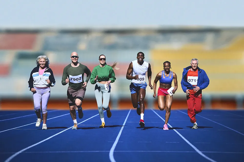 Zeven atleten race over een blauwe atletiekbaan.