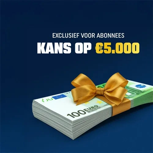 Stapels geld met een gouden strik, kans op 5000 euro voor abonnees.