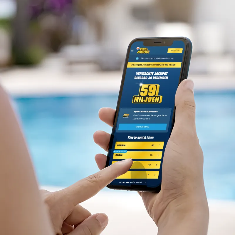 Hand houdt smartphone met Eurojackpot-app open, toont verwachte Jackpot van 59 miljoen euro.